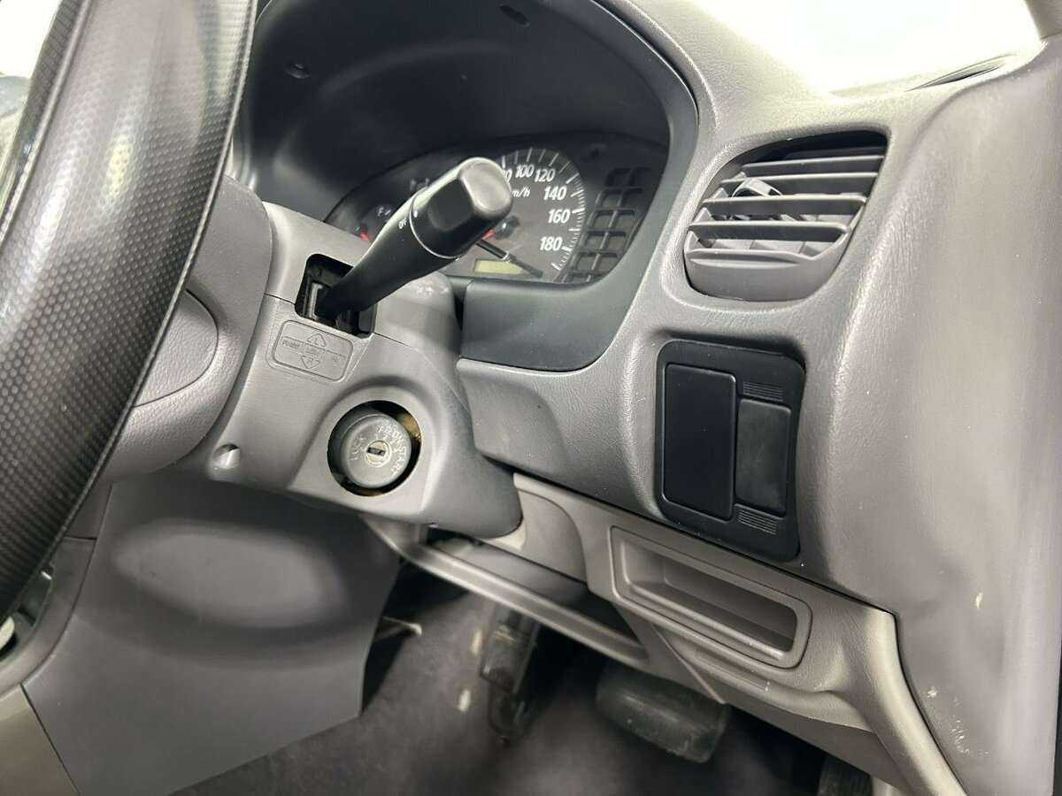 Nissan Sunny, 2004 Фото №9