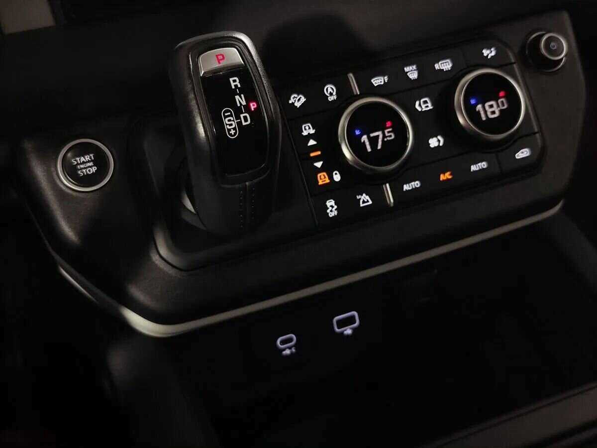 Land Rover Defender 110, 2021 Фото №15