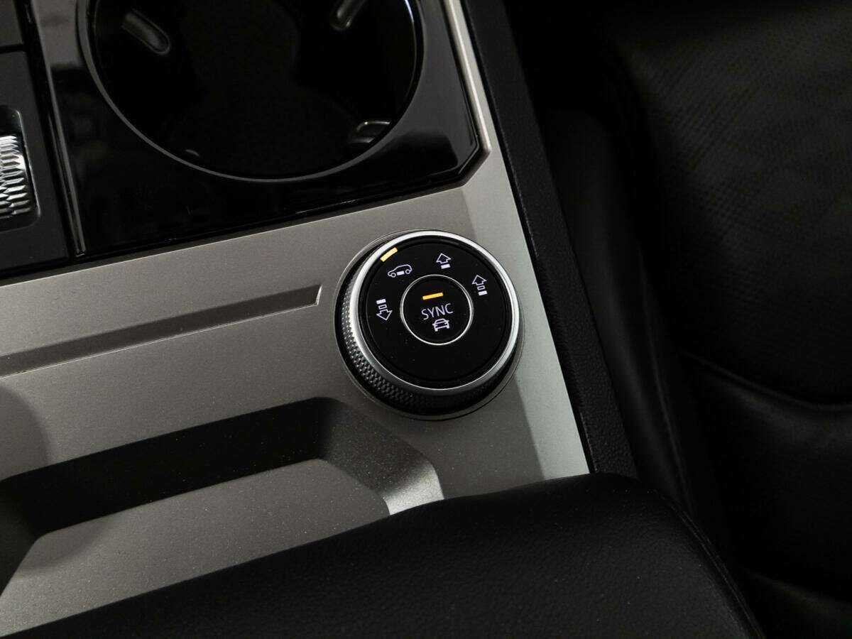 Volkswagen Touareg, 2018 Фото №21