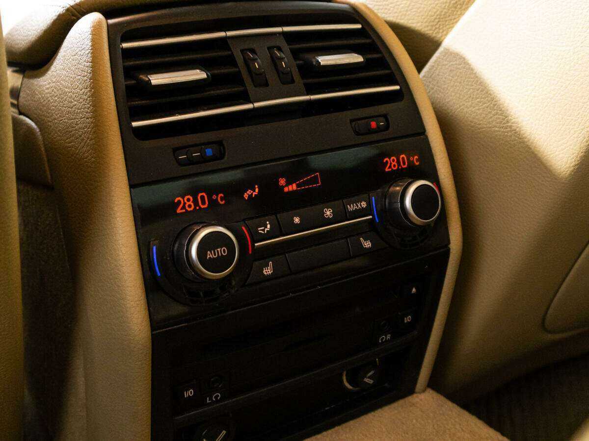 BMW 7 серии 740d xDrive, 2011 Фото №24