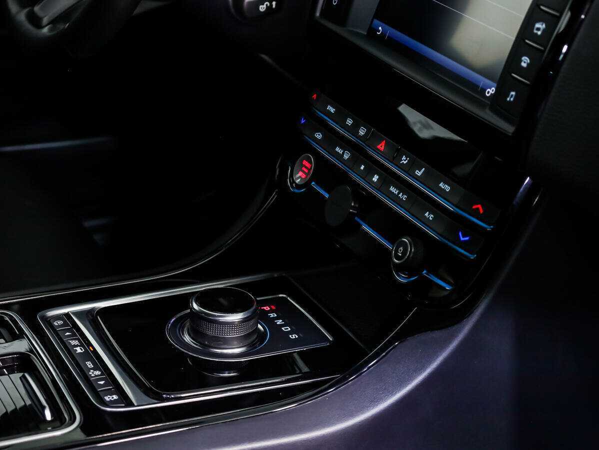 Jaguar XE, 2017 Фото №17