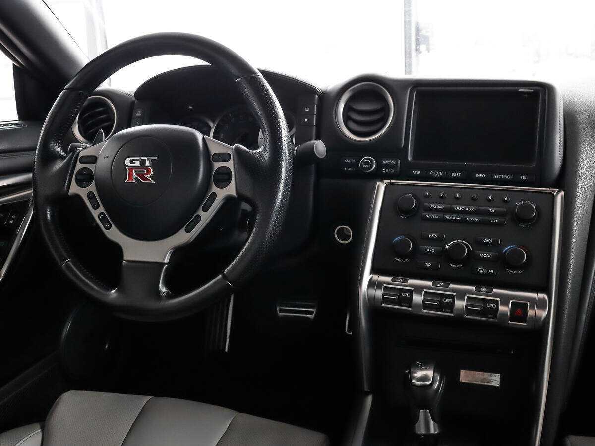 Nissan GT-R, 2010 Фото №12