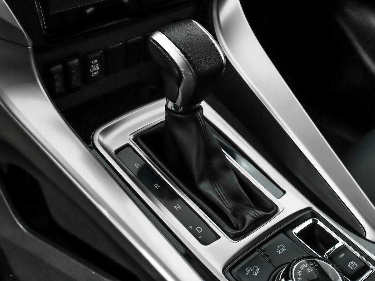 Mitsubishi Pajero Sport, 2017 Фото №11