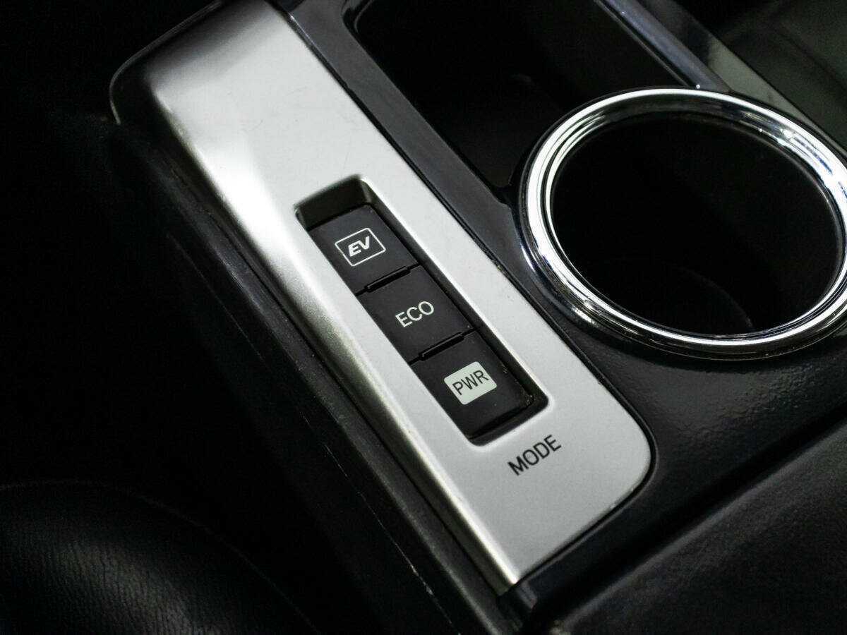 Toyota Prius v (+), 2015 Фото №19