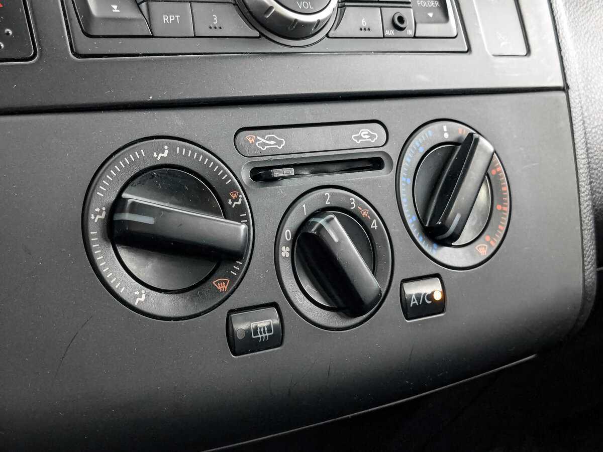 Nissan Tiida, 2011 Фото №17