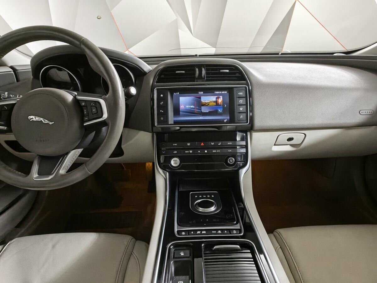 Jaguar XE, 2017 Фото №11