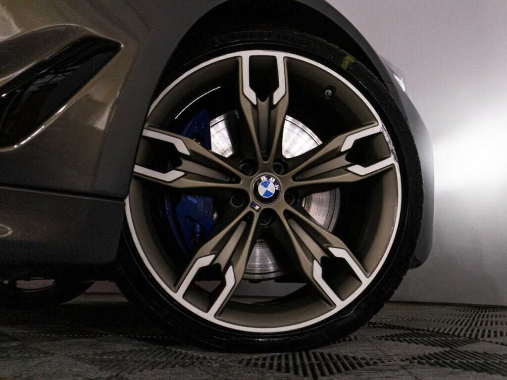 BMW 5 серии M550i xDrive, 2020 Фото №32