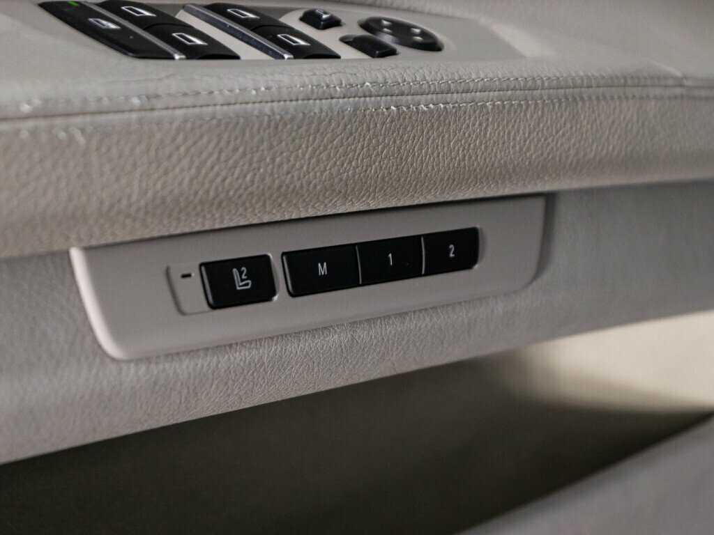 BMW 7 серии 740i, 2012 Фото №23