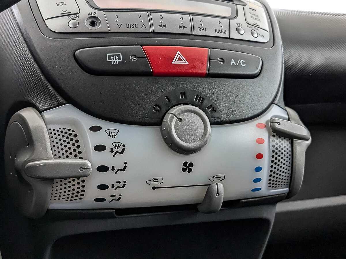 Peugeot 107, 2010 Фото №24