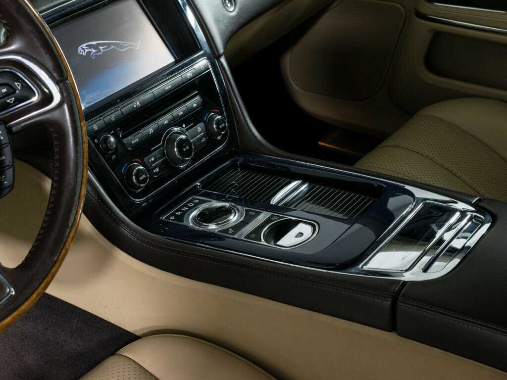Jaguar XJ, 2010 Фото №18
