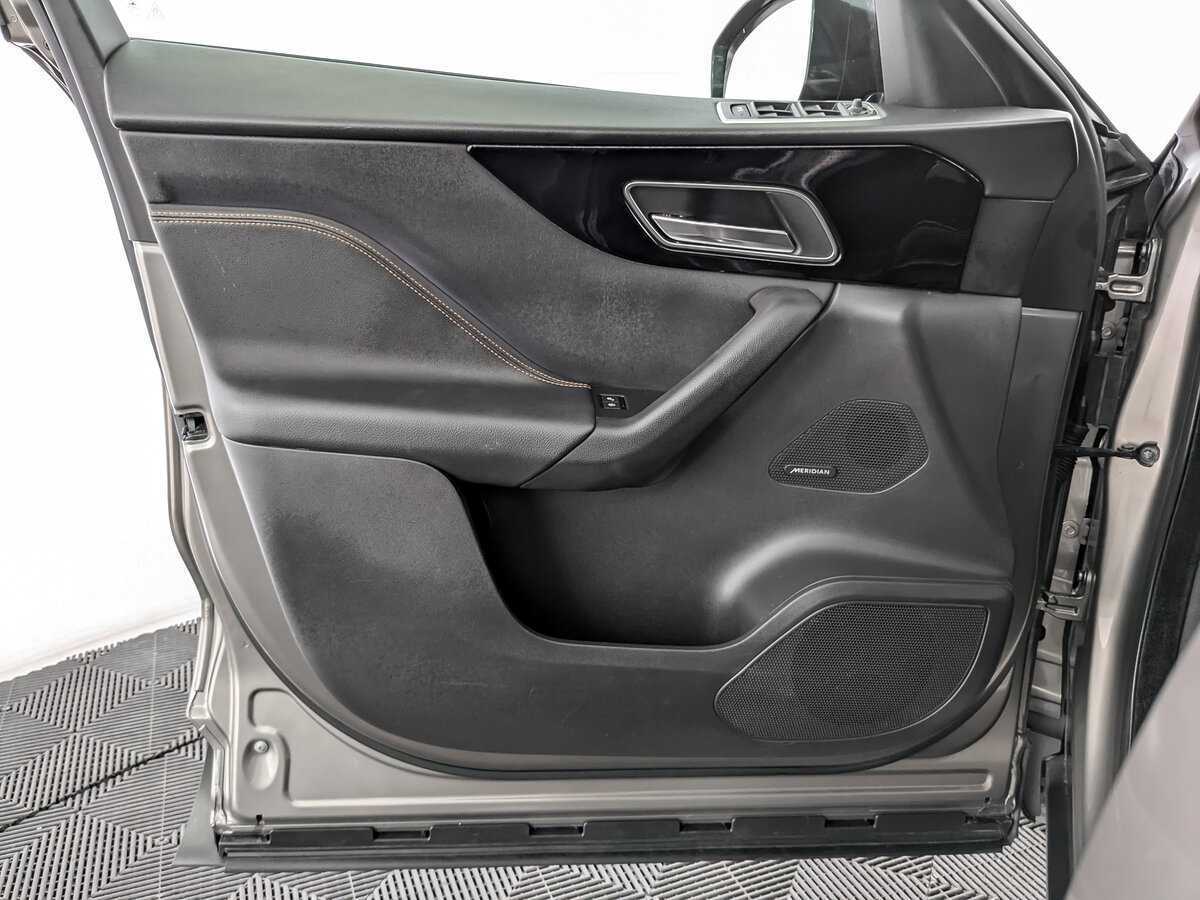 Jaguar F-Pace, 2017 Фото №19