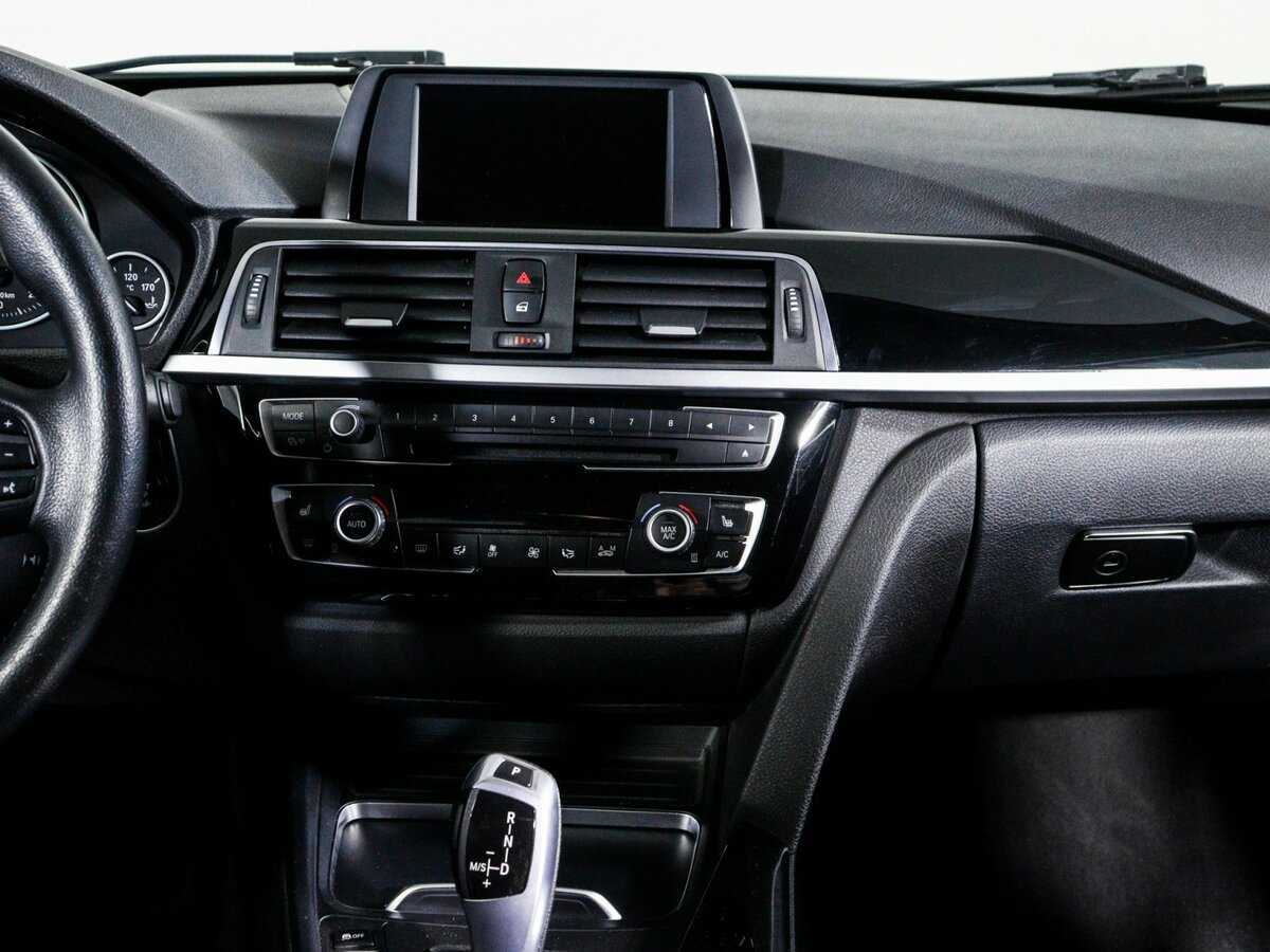 BMW 3 серии 318i, 2015 Фото №11