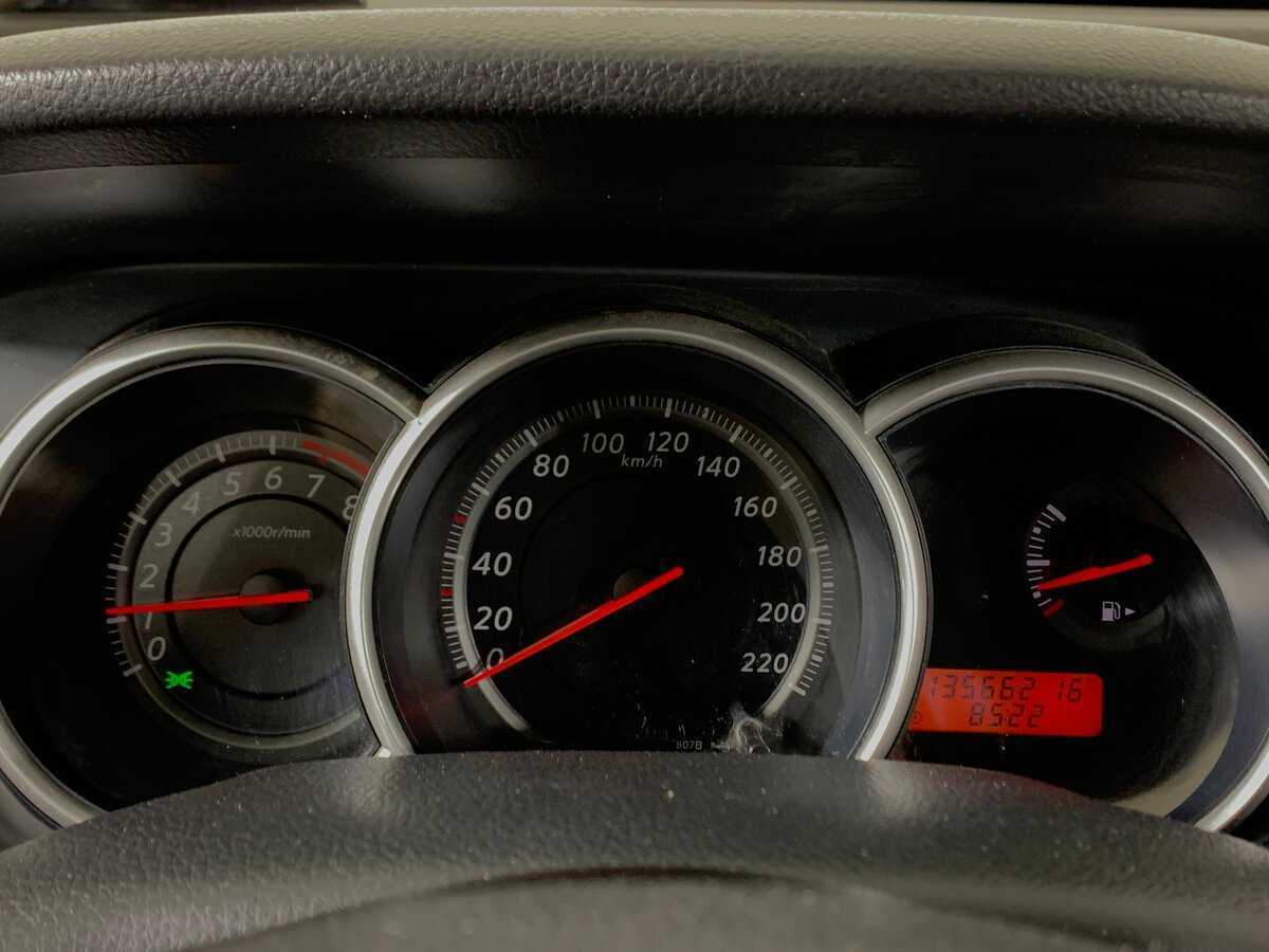 Nissan Tiida, 2010 Фото №15