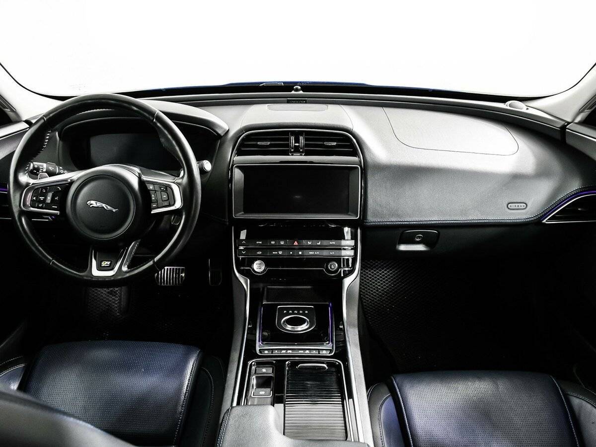 Jaguar XE, 2018 Фото №11