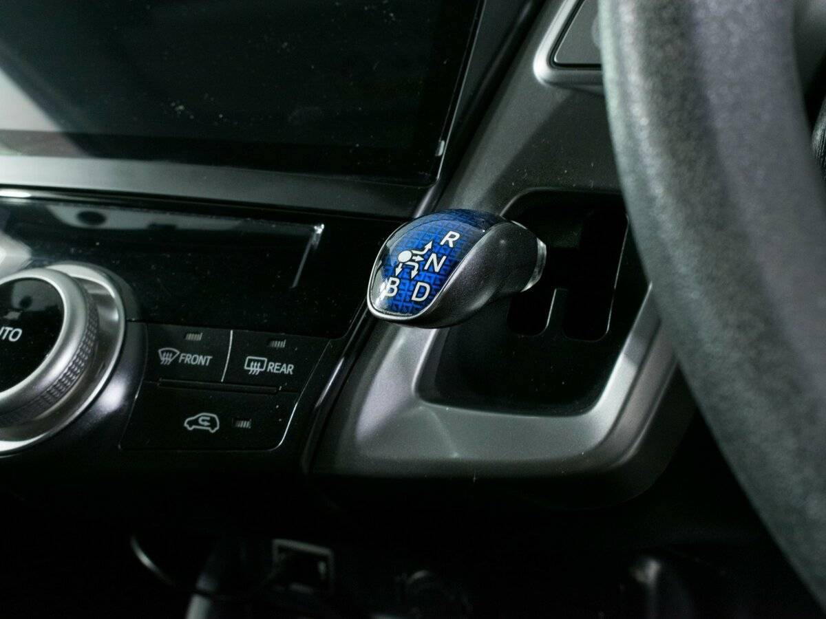 Toyota Prius Alpha, 2017 Фото №16