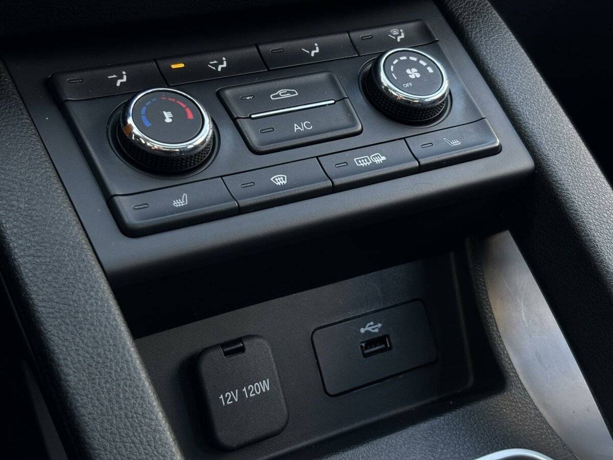 FAW Besturn X40, 2019 Фото №17