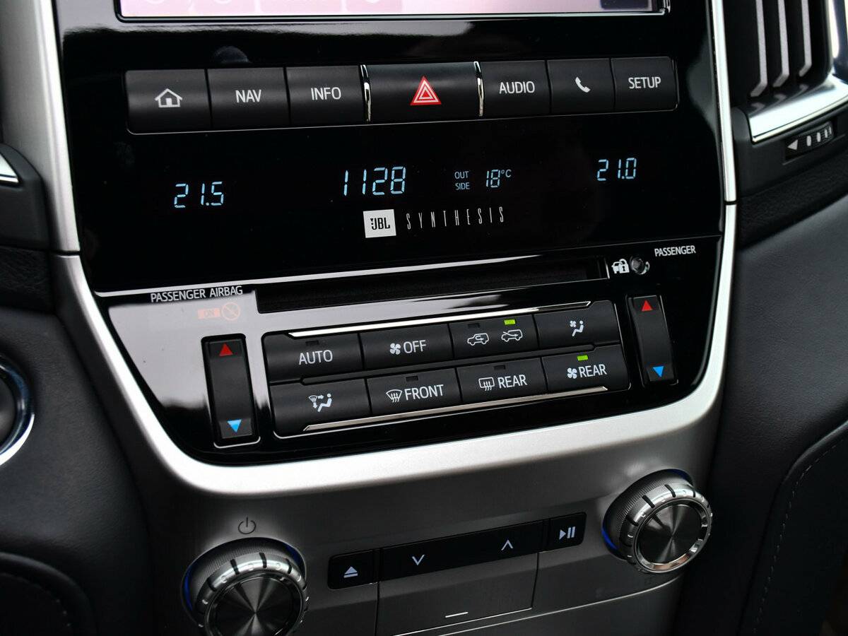 Toyota Land Cruiser 200 Series Рестайлинг 2, 2017 Фото №31