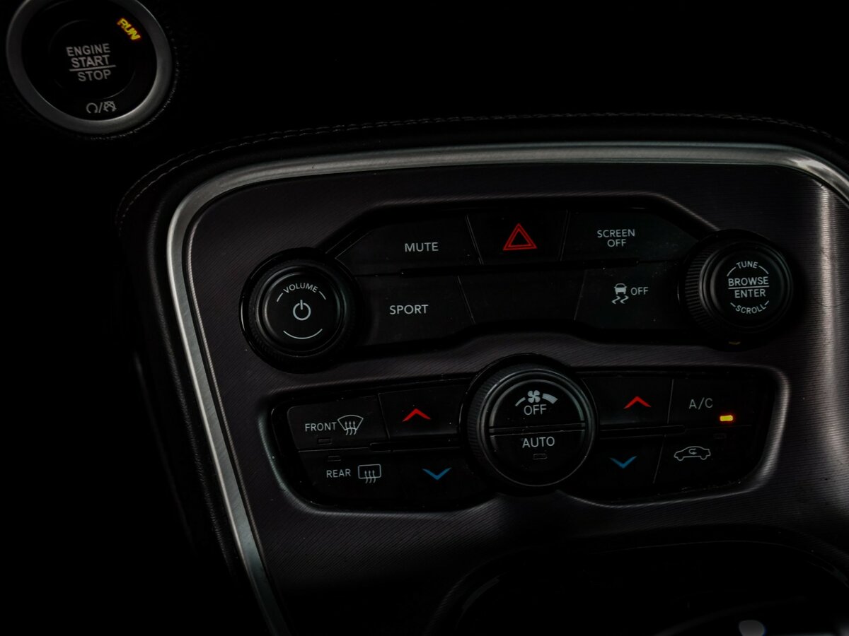 Dodge Challenger III Рестайлинг 2, 2020 Фото №15