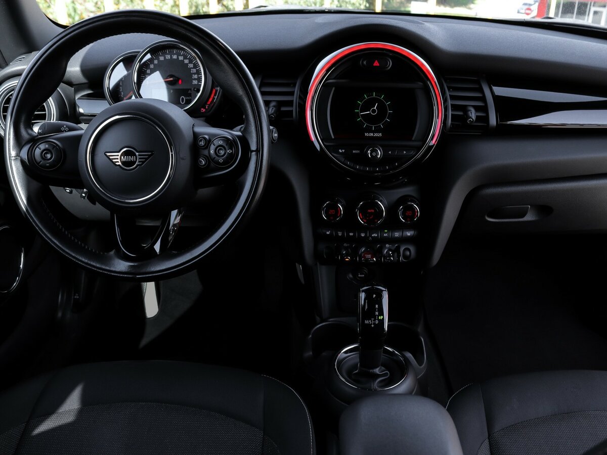 Mini Hatch Cooper III (F55/F56) Рестайлинг, 2021 Фото №10