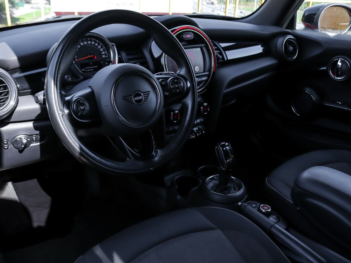 Mini Hatch Cooper III (F55/F56) Рестайлинг, 2021 Фото №12