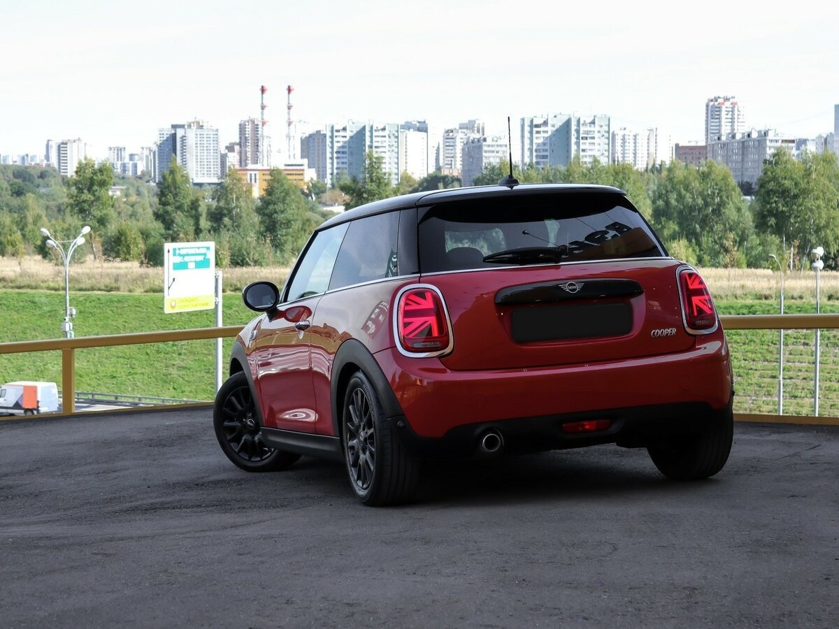 Mini Hatch Cooper III (F55/F56) Рестайлинг, 2021 Фото №14