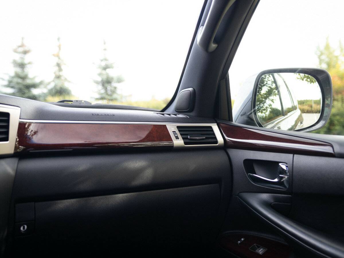 Lexus LX 570 III Рестайлинг, 2014 Фото №14