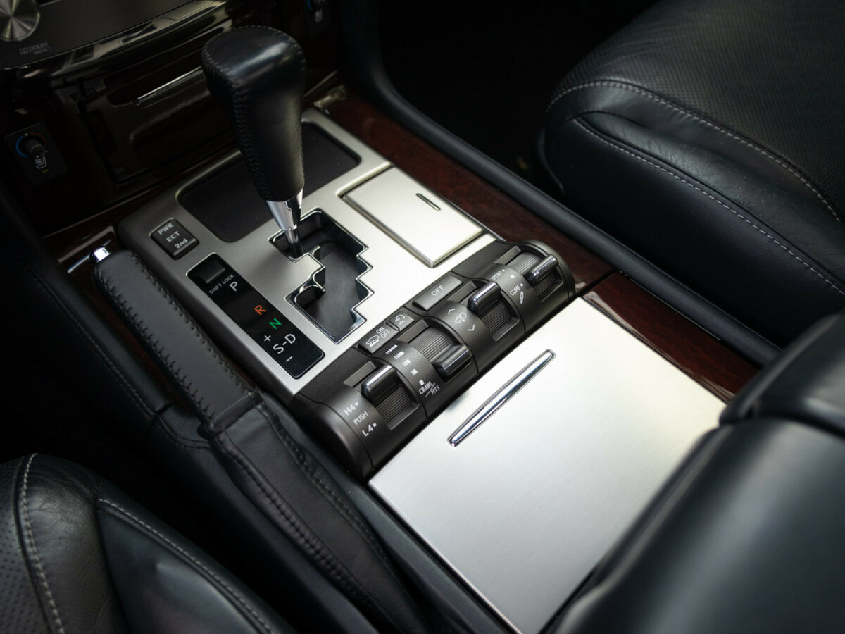 Lexus LX 570 III Рестайлинг, 2014 Фото №28