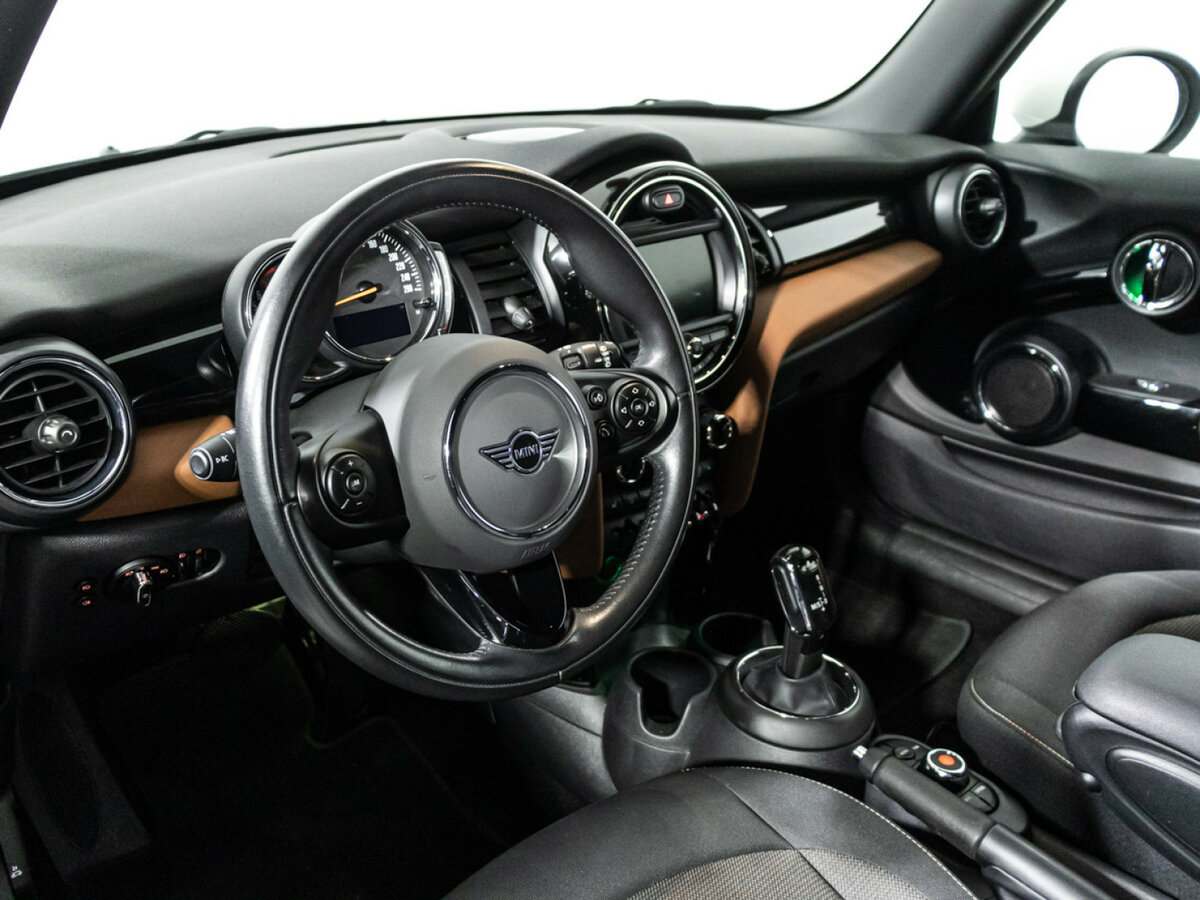 Mini Hatch Cooper III (F55/F56) Рестайлинг, 2020 Фото №11
