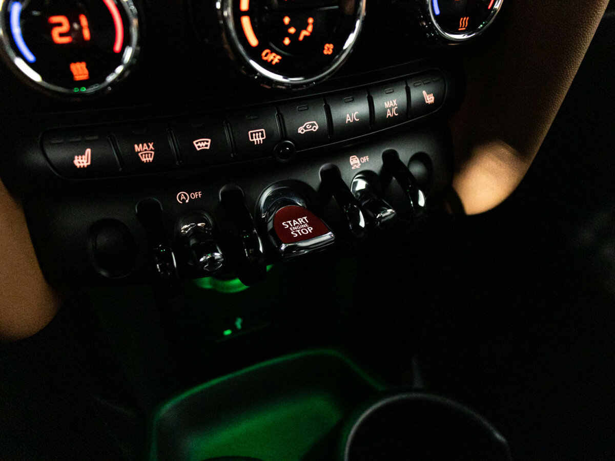 Mini Hatch Cooper III (F55/F56) Рестайлинг, 2020 Фото №17