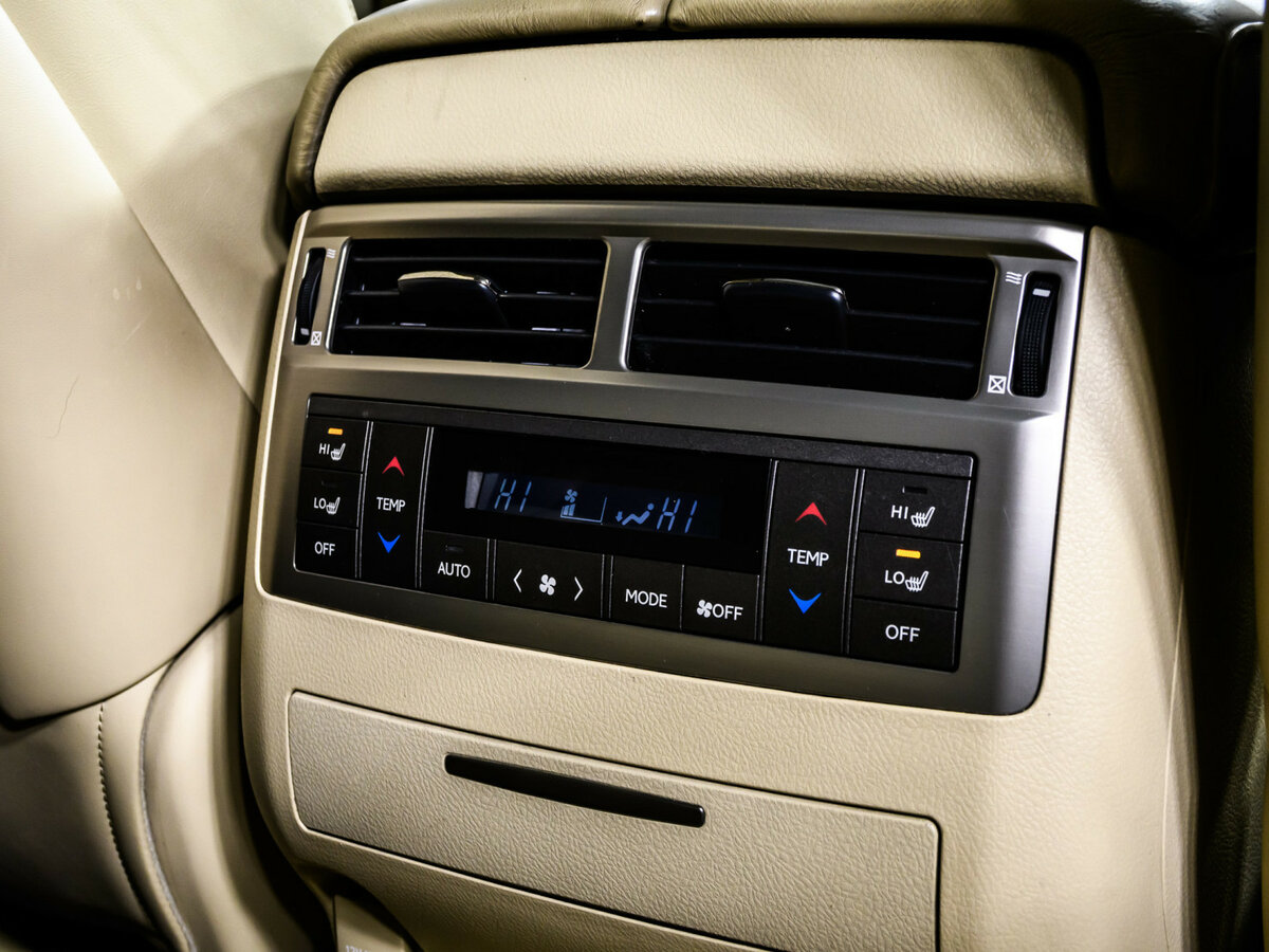 Lexus LX 570 III Рестайлинг, 2012 Фото №15