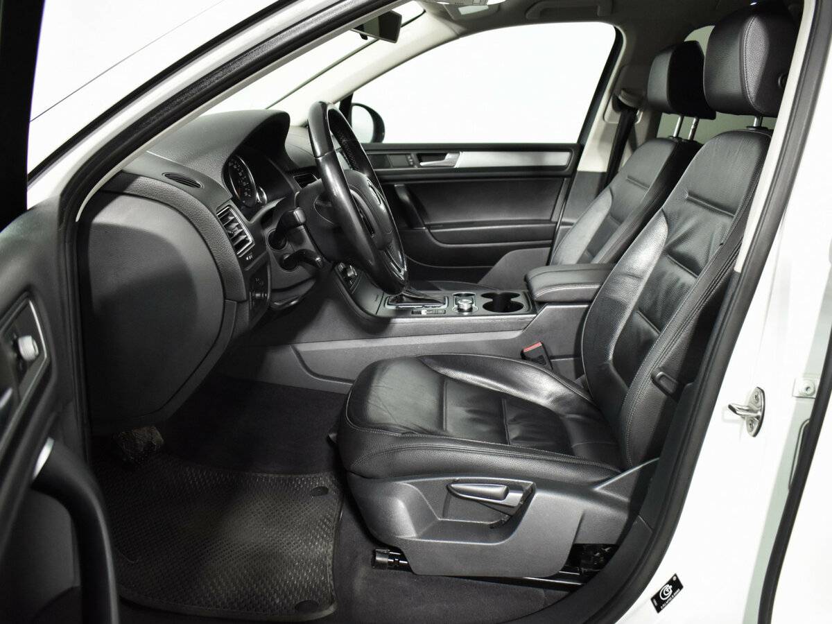 Volkswagen Touareg II Рестайлинг, 2015 Фото №10