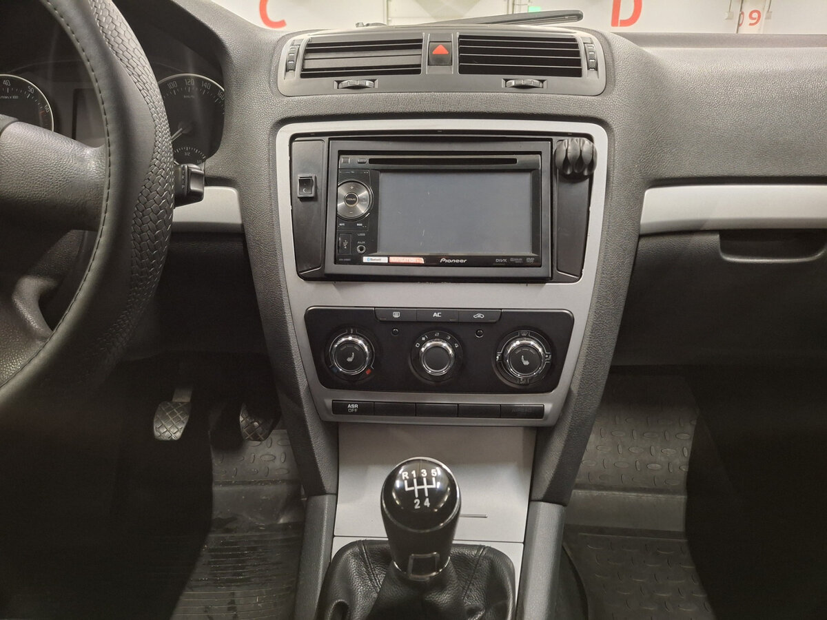 Skoda Octavia II (A5) Рестайлинг, 2011 Фото №15